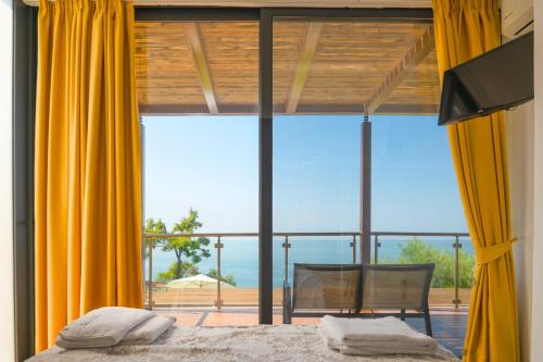 En eller flere senge i et værelse på Kalma Villa Tria