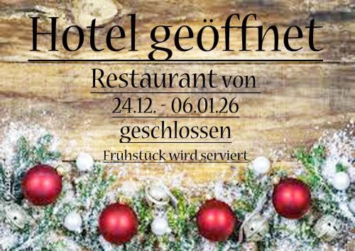 Un cartel para un restaurante de seguridad de un hotel con decoraciones navideñas. en Gasthof Pension Altwirt, en Sachsenkam