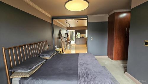 um quarto com uma cama grande em um quarto em Oceans Deep at Lagoon Terrace - Knysna! em Knysna