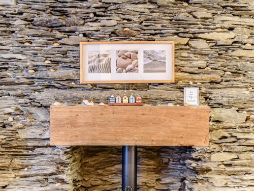 een foto bovenop een tafel voor een stenen muur bij Pebble Cottage - Uk32243 in Aberdyfi