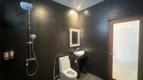 een badkamer met een toilet, een wastafel en een douche bij Honeymoon Villa canggu in Sempidi