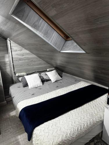 una camera da letto con un letto grande con una parete in legno di Ismail&Stefan a Chişinău