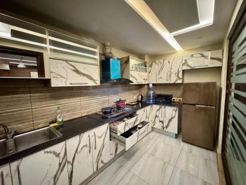 Kuchyň nebo kuchyňský kout v ubytování 2 Bedroom Executive Suite in DHA Phase 8 Near Allama iqbal airport