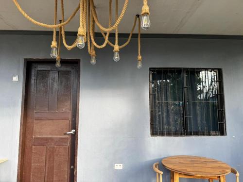 ein Esszimmer mit einem Tisch und einem Kronleuchter in der Unterkunft Uchi in Sampong