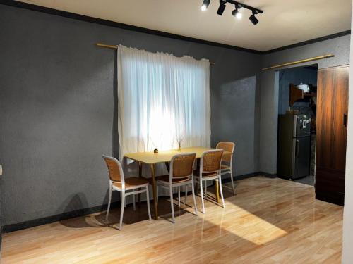 ein Esszimmer mit Tisch und Stühlen in der Unterkunft Uchi in Sampong