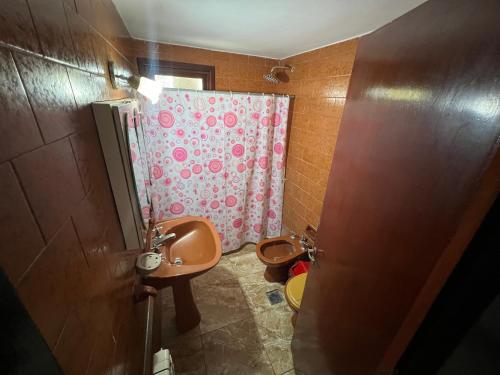 een badkamer met 2 toiletten en een douche bij Chalet del Sur in Villa Gesell