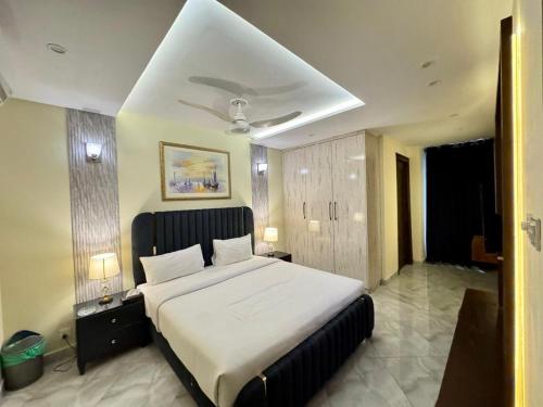 Postel nebo postele na pokoji v ubytování 2 Bedroom Executive Suite in DHA Phase 8 Near Allama iqbal airport