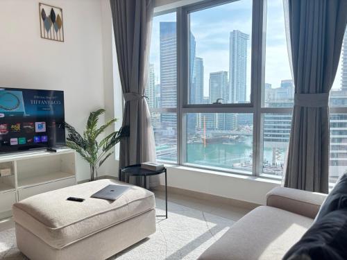 810 Elegant Marina View Apartment Near Tram, Dining & Nightlife, Bay Cental