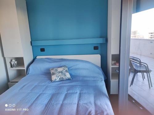 La quintessenza في مونوبولي: سرير مع اللوح الأمامي الأزرق مع وسادة على ذلك