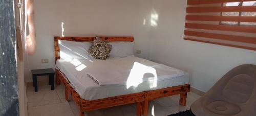 Postel nebo postele na pokoji v ubytování Alnwatif Gate guest house Dana nature reserve