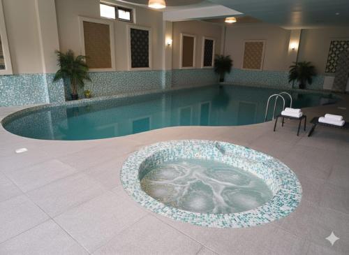 a large swimming pool with a circular swimming poolvisor at Cornu Complex Mem in Campina