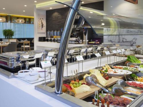 Una línea de buffet con comida en exhibición en un restaurante. en ibis Styles Manama Diplomatic Area, en Manama