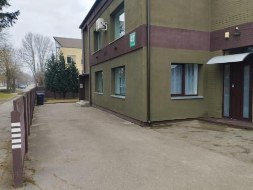 البناء الذي يحتوي الشقة