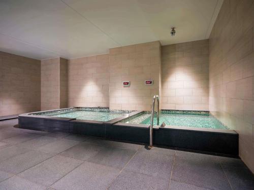 un gran charco de agua en un edificio en ibis Styles Ambassador Seoul Yongsan, en Seúl