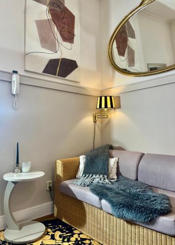 a living room with a couch and a mirror at der Elbe so nah 2 in Dömitz