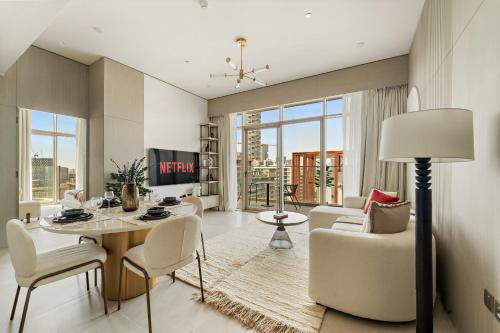 VayK - Contemporary One Bedroom Apartment in JVC