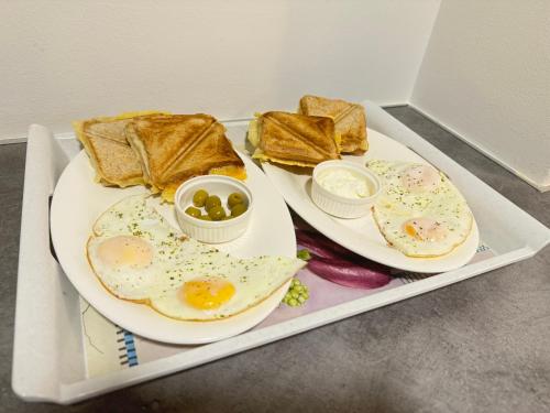 twee borden eieren en toast op een dienblad bij A&A Sarajevo in Sarajevo