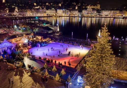 Una vista aérea de una pista de hielo con un árbol de Navidad. en Mount Pilatus view Apartment Lucerne with free parking & WIFI, en Lucerna