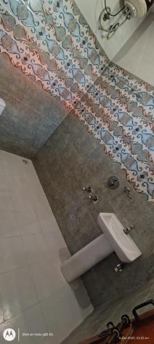 Koupelna v ubytování Shri Punjabi atithi nivas 100 metre saryu Ghat 900 metre Ram mandir