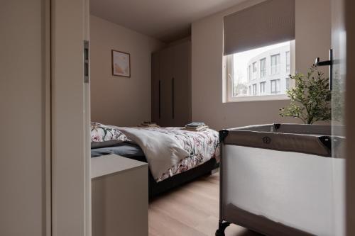 a bedroom with a bed and a sink and a window at Luxe appartement op toplocatie in centrum Rotterdam Stay&Rejoice in Rotterdam