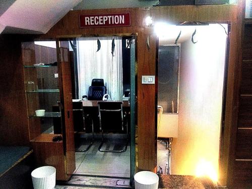 une entrée de bureau avec le reflet d'une pièce dans l'établissement Hotel Golden Time, à Karnal
