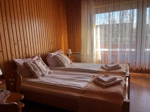 Ένα ή περισσότερα κρεβάτια σε δωμάτιο στο DW Łomnica