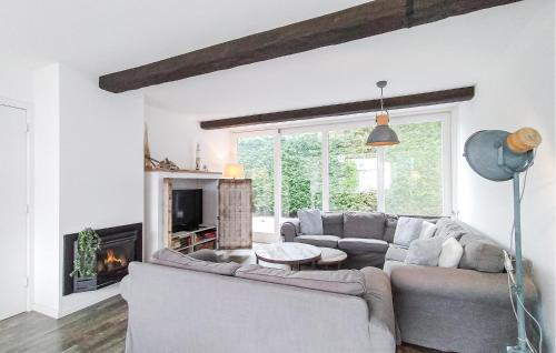 Posezení v ubytování Beautiful Home In Scharendijke