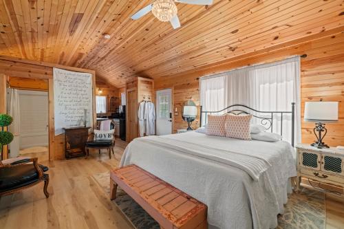 City on a Hill at Spring Creek في فريدريكسبيرغ: غرفة نوم بها سرير وسقف خشبي