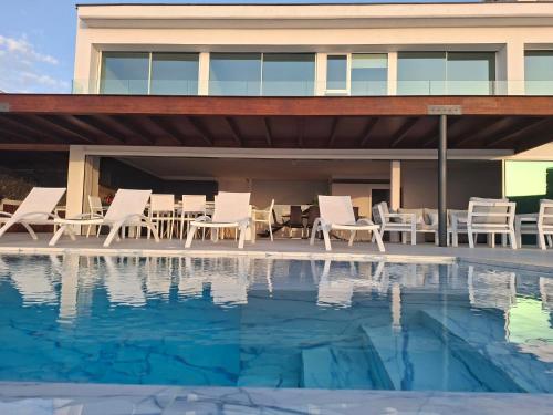 Hồ bơi trong/gần Villa OCEAN II Luxe Infinity Heated Pool