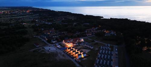 Promocje Amber Park Spa في نيخوجة: اطلالة جوية على مبنى عليه انوار