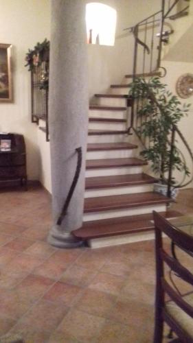 a staircase in a living room with a stair case at Il cotogno in Carrosio