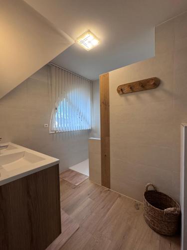 L'Orée du Mont proche du mont saint Michel في بونتورسون: حمام مع حوض و كونتر توب