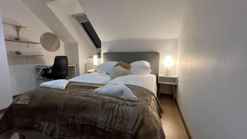Simple Private Rooms in 3BR Shared Apartment, Well Connected Location