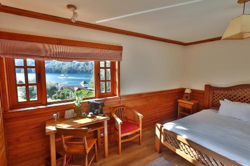 Una cama o camas en una habitación de Petrohue Lodge