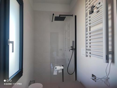 La quintessenza في مونوبولي: حمام أبيض مع دش ومرحاض