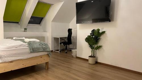 Simple Private Rooms in 3BR Shared Apartment, Well Connected Location