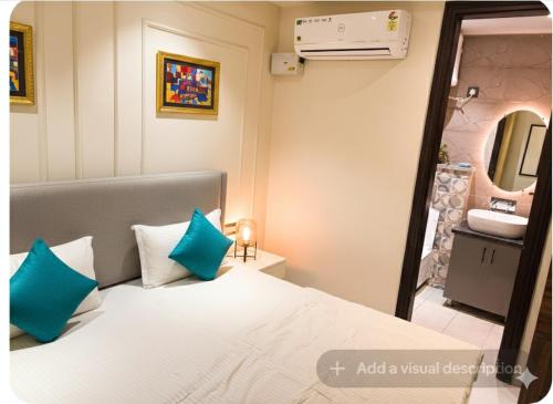 Postel nebo postele na pokoji v ubytování Modern Luxury 2BHK Flat Lift Parking Kitchen Near Laxman Julla & Beach in Tapovan