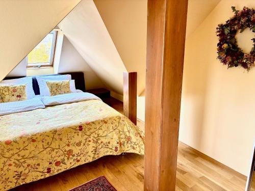 una camera da letto con letto in mansarda di Villa Riviera a Praga