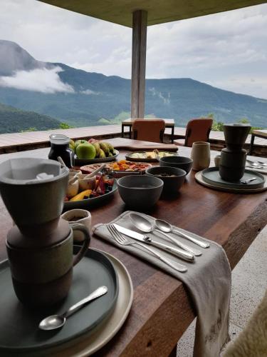 プライア・グランデにあるVisttaSCの木製テーブル