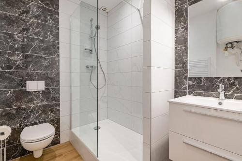 ein Badezimmer mit Dusche, Toilette und Waschbecken in der Unterkunft Appartement immersif - ambiance série TV in Saint-Étienne