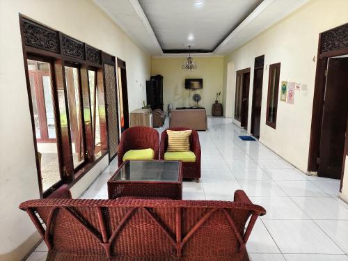 a hallway with two chairs and a table in a room at Chill-Inn near Surabaya Zoo Syariah in Surabaya