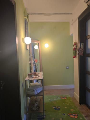 a hallway with a mirror and a green wall at Mery in Craiova