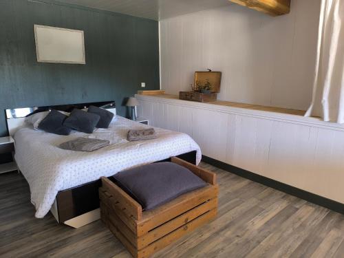 Le Puits de Garival في تورْ دو فورْ: غرفة نوم بها سرير ونافذة كبيرة