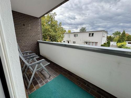 - un balcon avec 2 chaises et un sol vert dans l'établissement Apartment with underground parking in Langenfeld, à Langenfeld