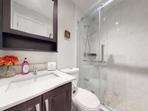 Un baño de Cozy Queen room with Shared Bath near Seneca Finch 404