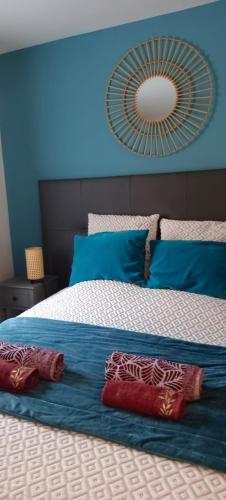 une chambre avec un lit avec deux oreillers dessus dans l'établissement Cabourg, à Cabourg