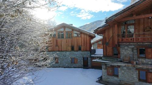 En generel udsigt til bjerge eller udsigt til bjerge taget fra chaletet