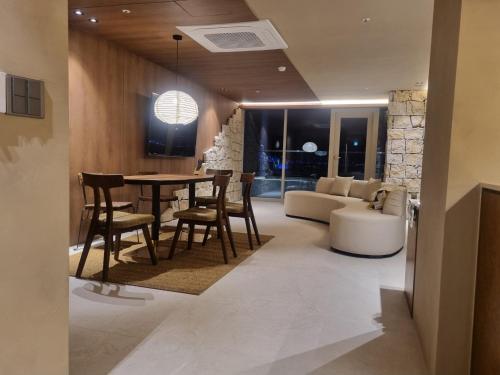 Khu vực ghế ngồi tại 루미에르 프리미엄 오션뷰 및 브리지뷰 룸 04-광안리 해수욕장