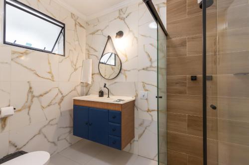 Et badeværelse på Apart no centro, ao lado do Cambuí