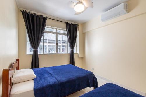 En eller flere senge i et værelse på Apart no centro, ao lado do Cambuí